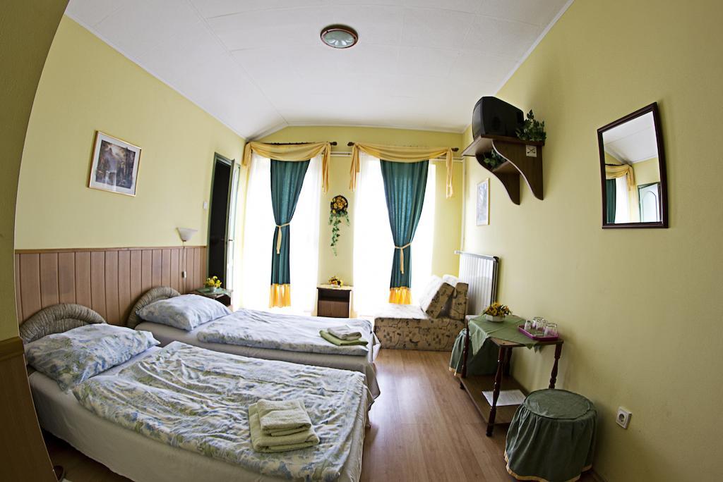 Bed and Breakfast Muskatli Panzio Győr Zimmer foto
