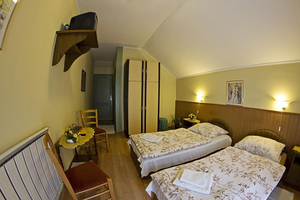 Bed and Breakfast Muskatli Panzio Győr Zimmer foto