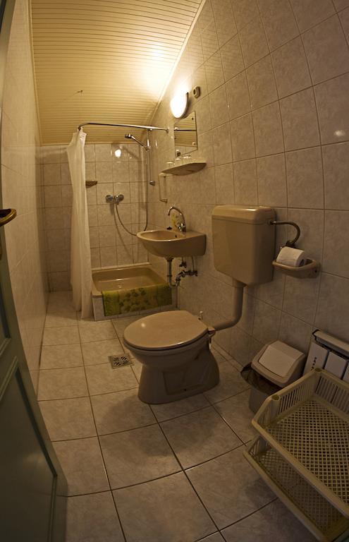 Bed and Breakfast Muskatli Panzio Győr Zimmer foto